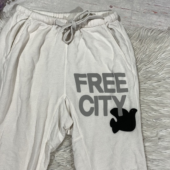 Free City Super Fluffy Pocket Logo Creamy Yumm Sweatpants - Picture 8 of 16